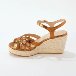 Sandalen met sleehak en gekruiste riempjes