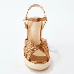 Sandalen met sleehak en gekruiste riempjes