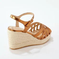 Sandalen met sleehak en gekruiste riempjes