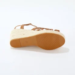 Sandalen met sleehak en gekruiste riempjes