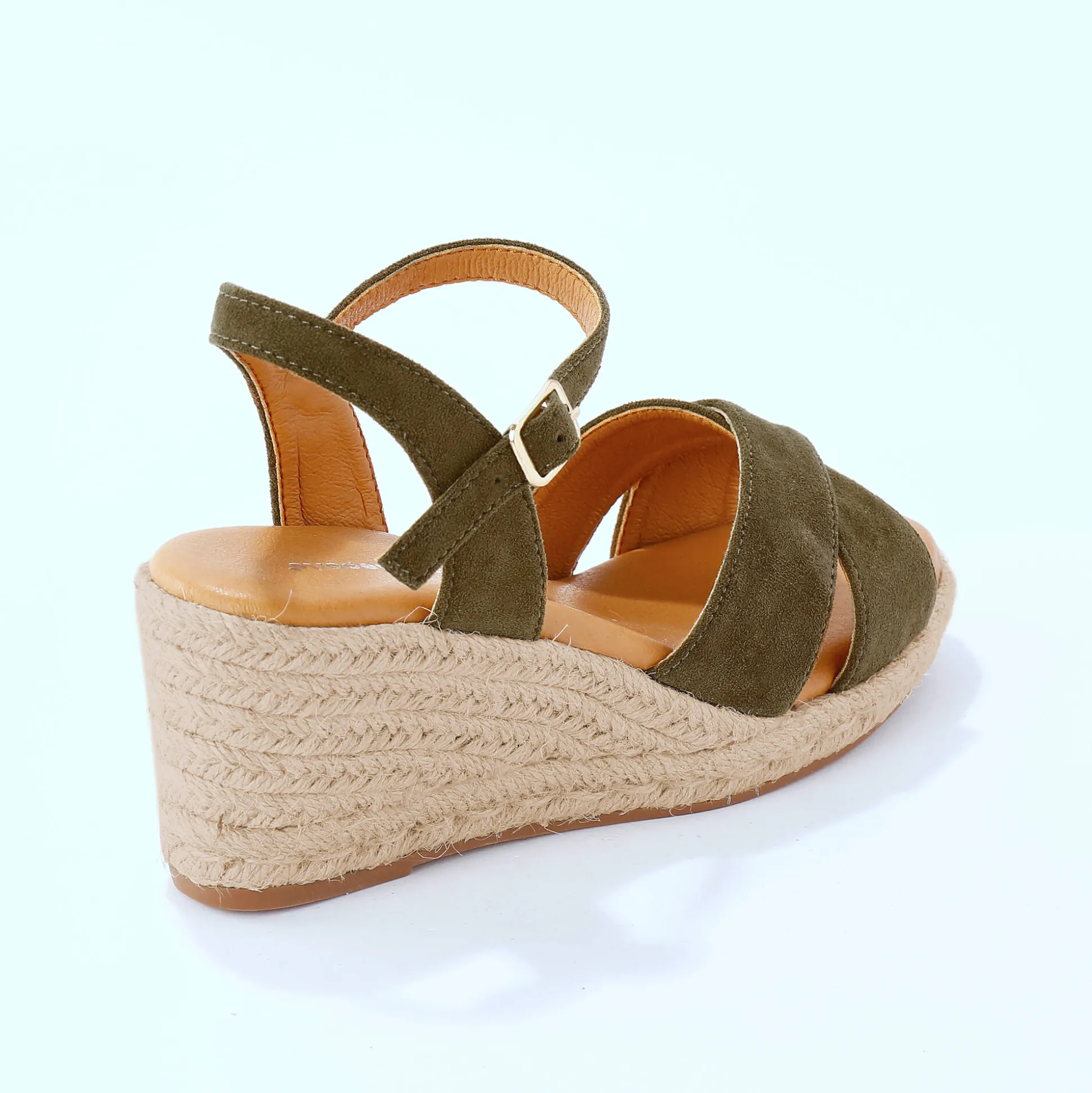 Sandalen met sleehak en gekruiste riempjes