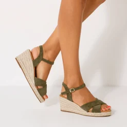 Sandalen met sleehak en gekruiste riempjes
