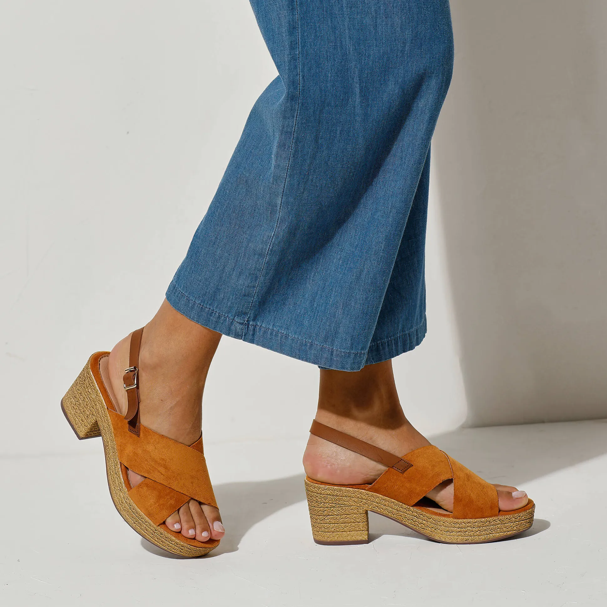 Sandalen met sleehak en gekruist bovenwerk, karamel