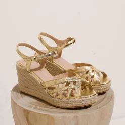 Sandalen met sleehak en gekruiste riempjes