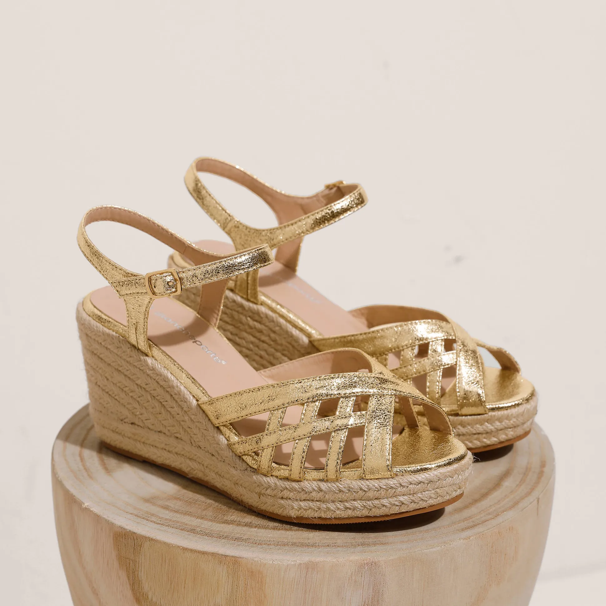Sandalen met sleehak en gekruiste riempjes