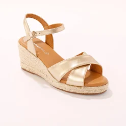 Sandalen met sleehak en gekruiste riempjes