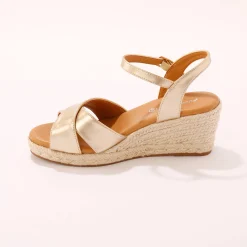 Sandalen met sleehak en gekruiste riempjes