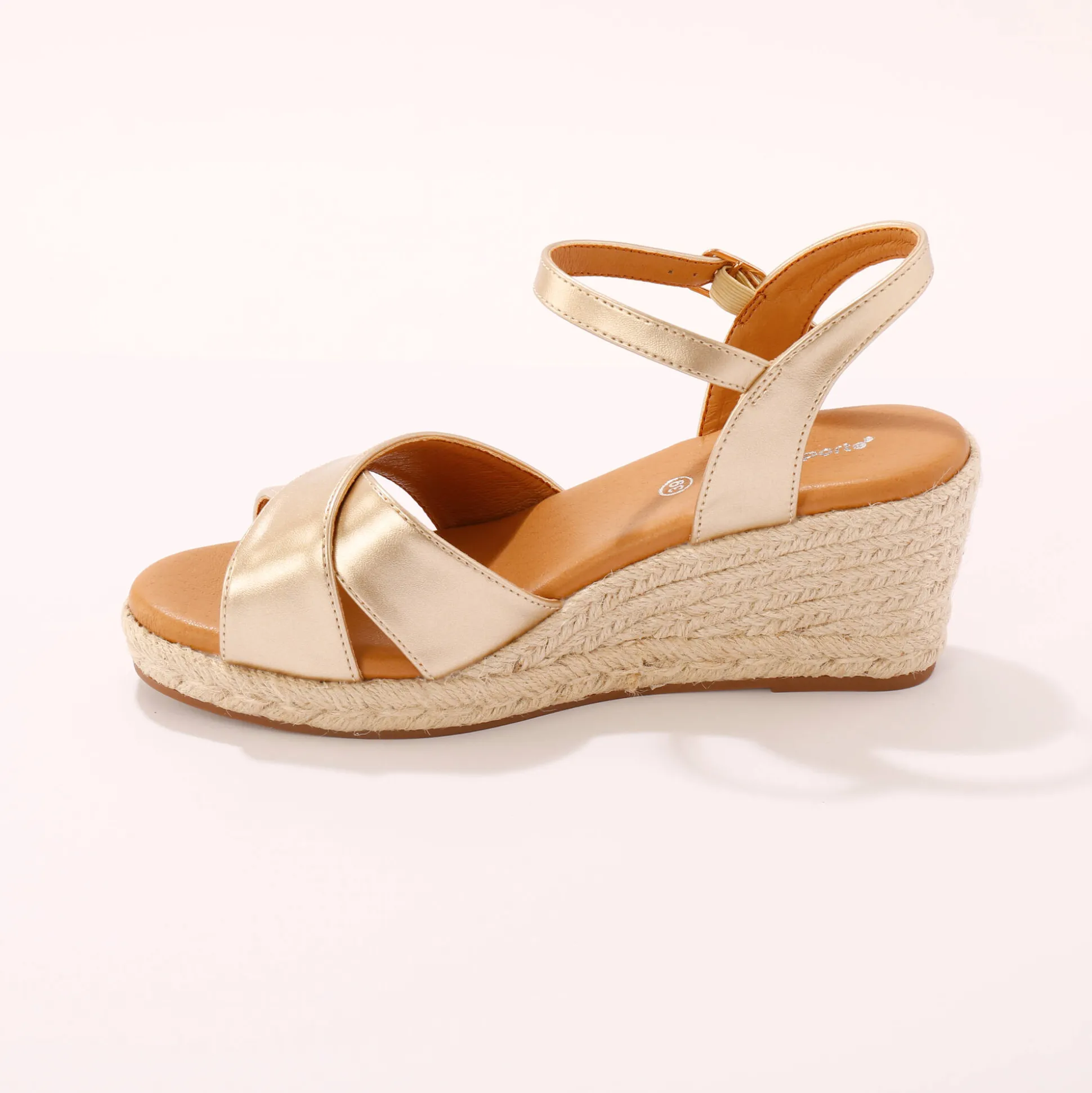 Sandalen met sleehak en gekruiste riempjes