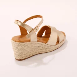 Sandalen met sleehak en gekruiste riempjes