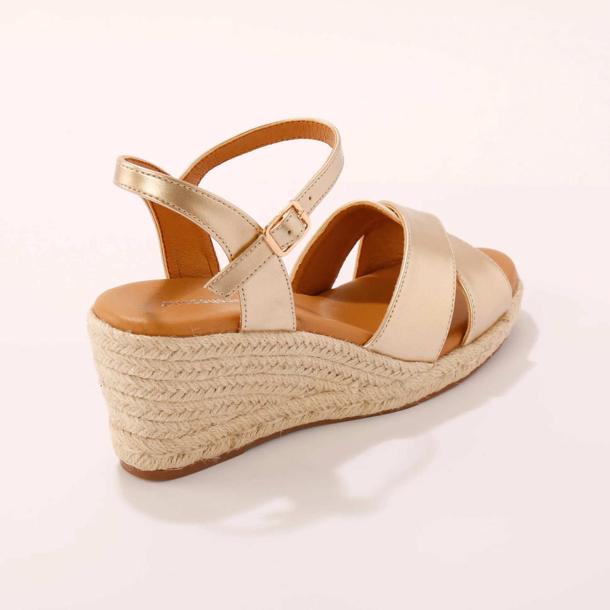 Sandalen met sleehak en gekruiste riempjes