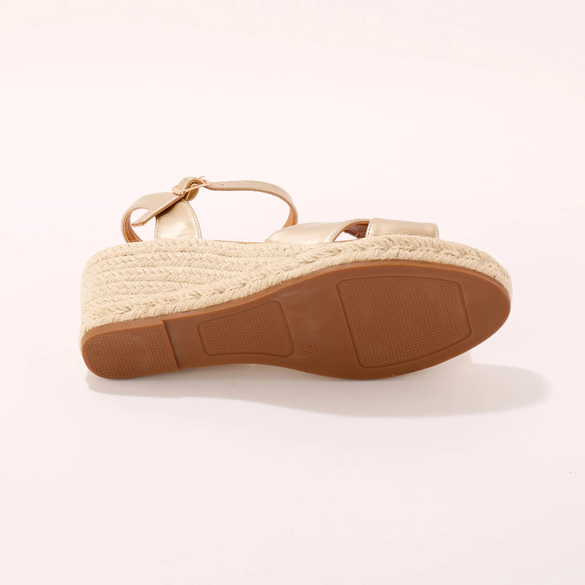 Sandalen met sleehak en gekruiste riempjes