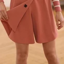 Shortrokje in wikkelstijl met knoopsluiting