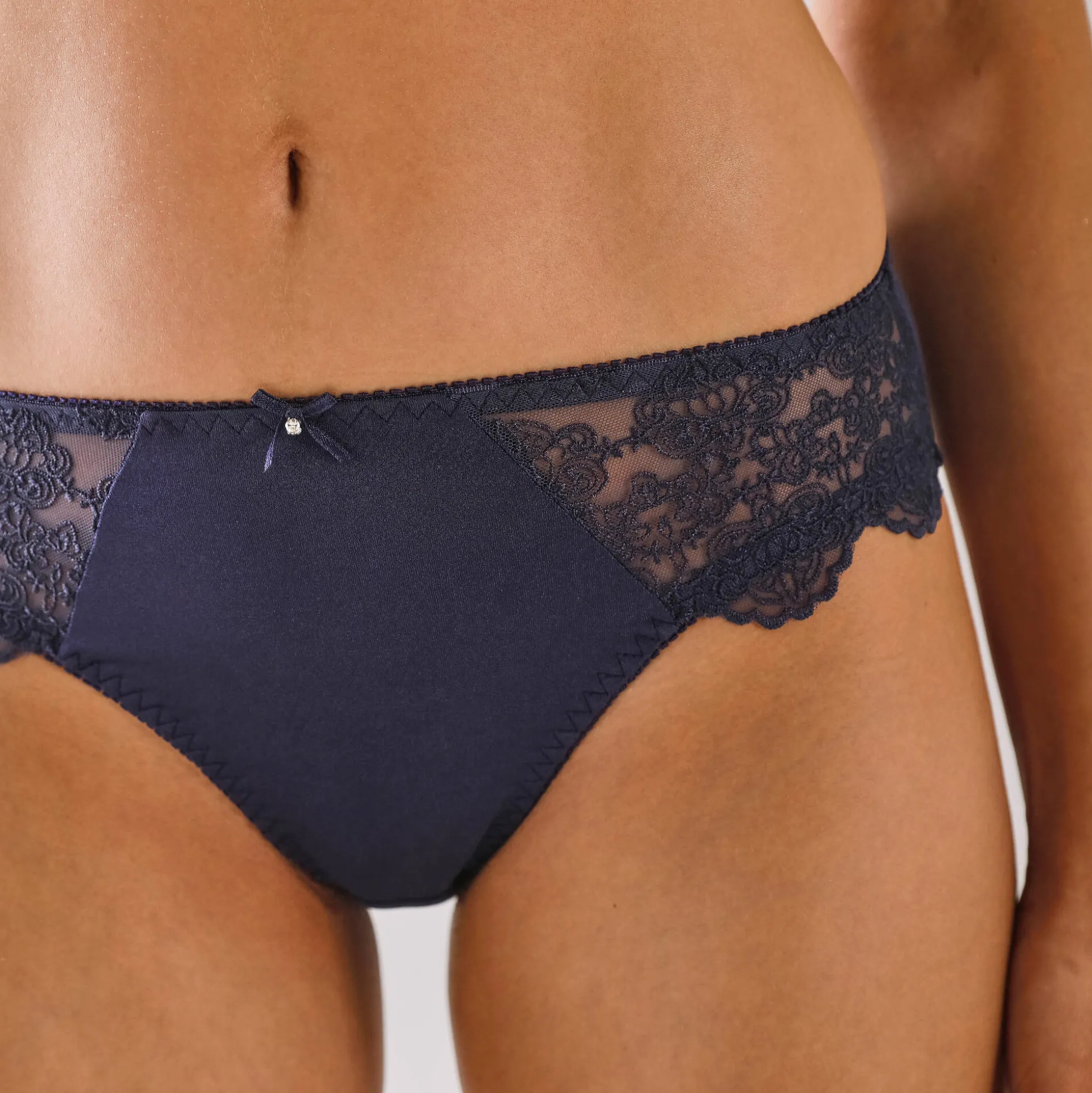 Slip in glanstricot en geborduurde tule - Caprera