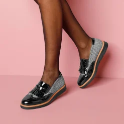 Slip-ons met sleehak, franjes en pompons - geruit/grijs