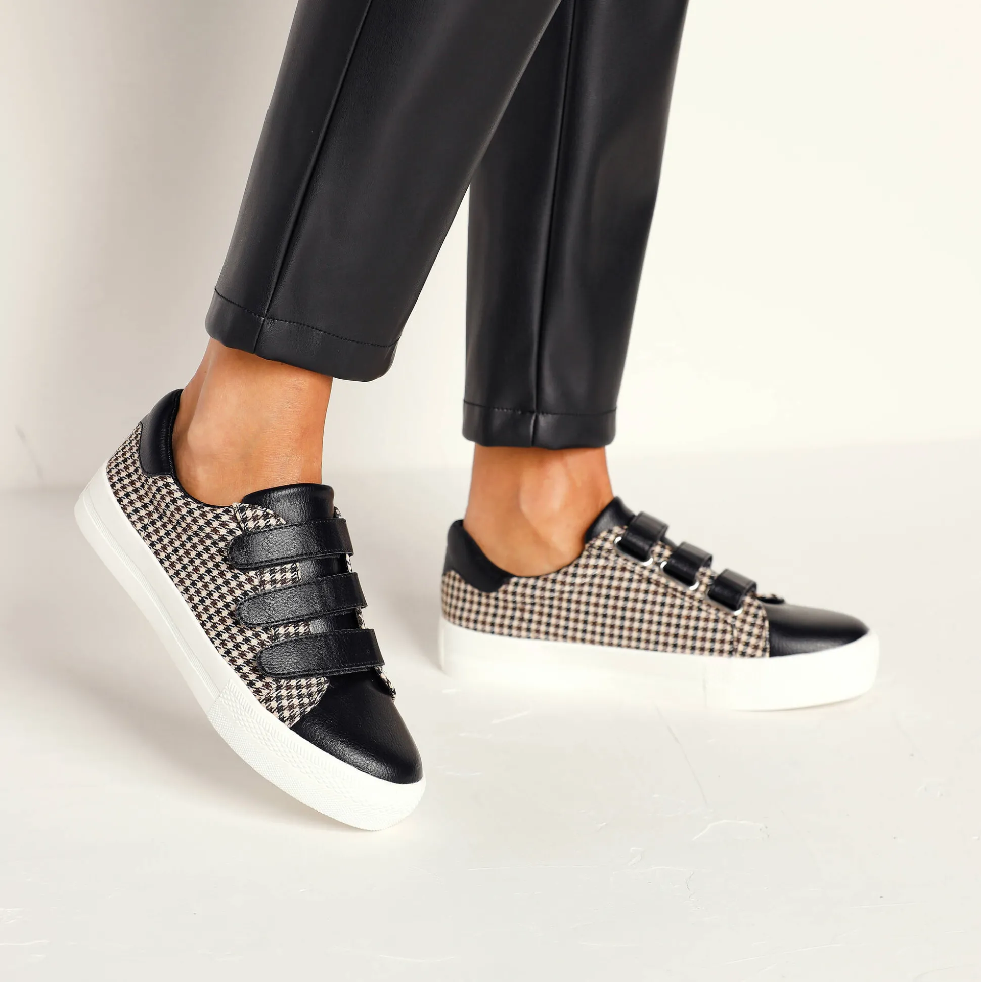 Sneakers met scratchsluiting in 2 materialen - geruit