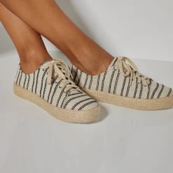 Sneakers met sleehak en koordzool