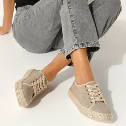 Sneakers met sleehak en koordzool