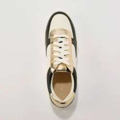 Sneakers met veters