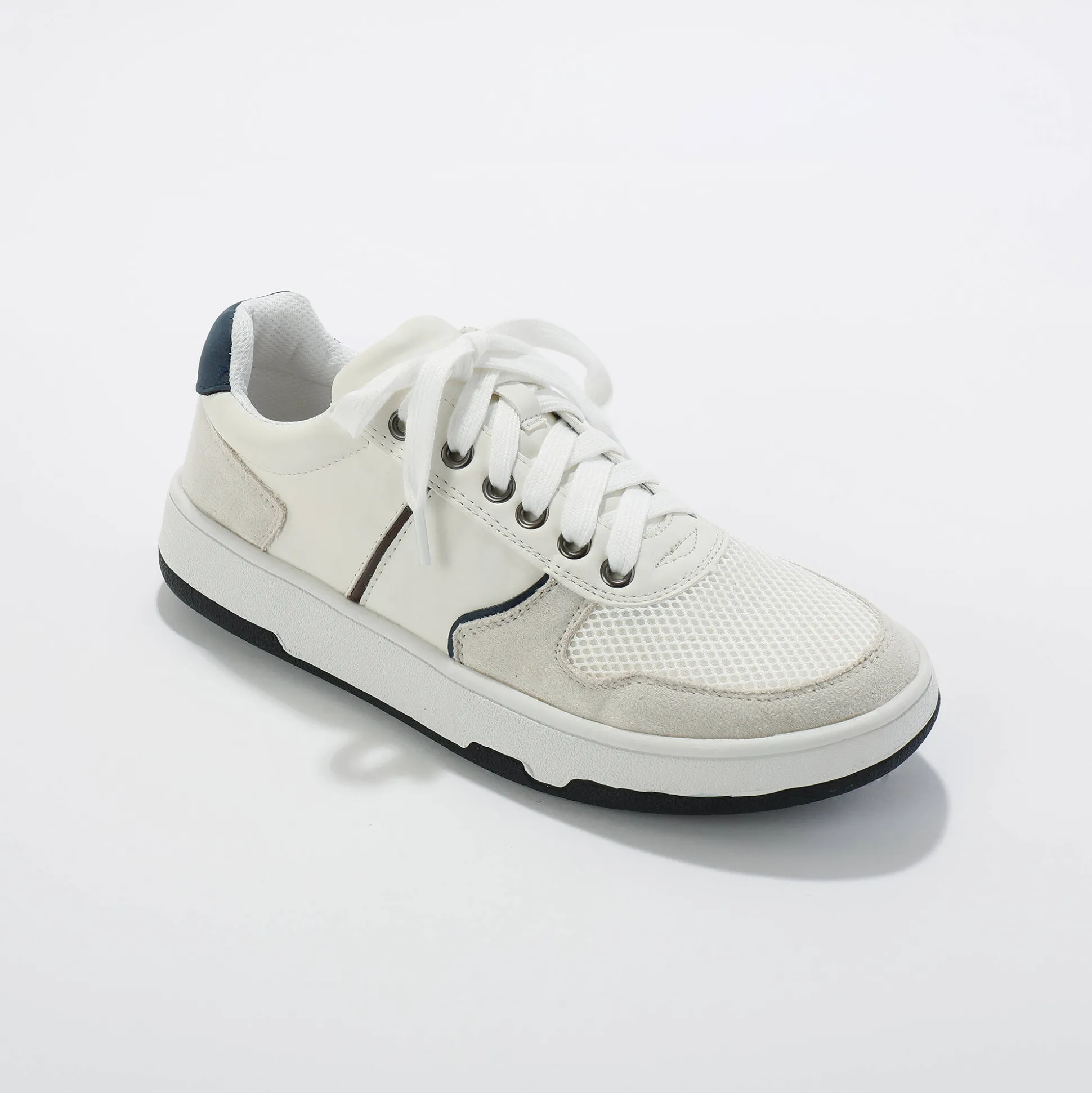 Sneakers met veters en contrasterende details