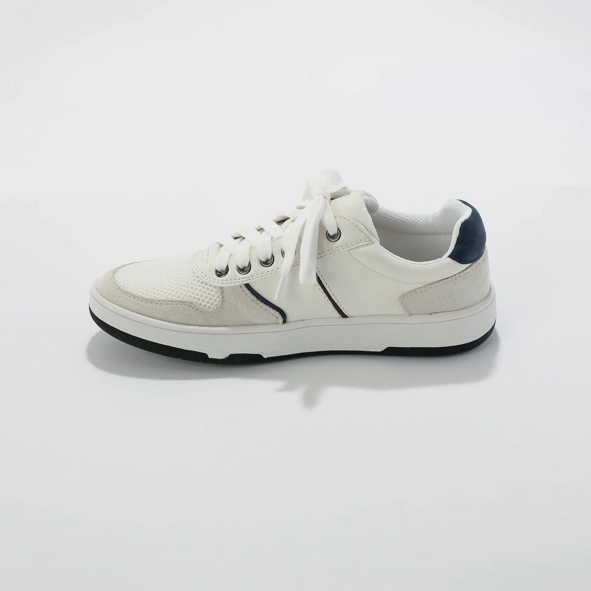 Sneakers met veters en contrasterende details