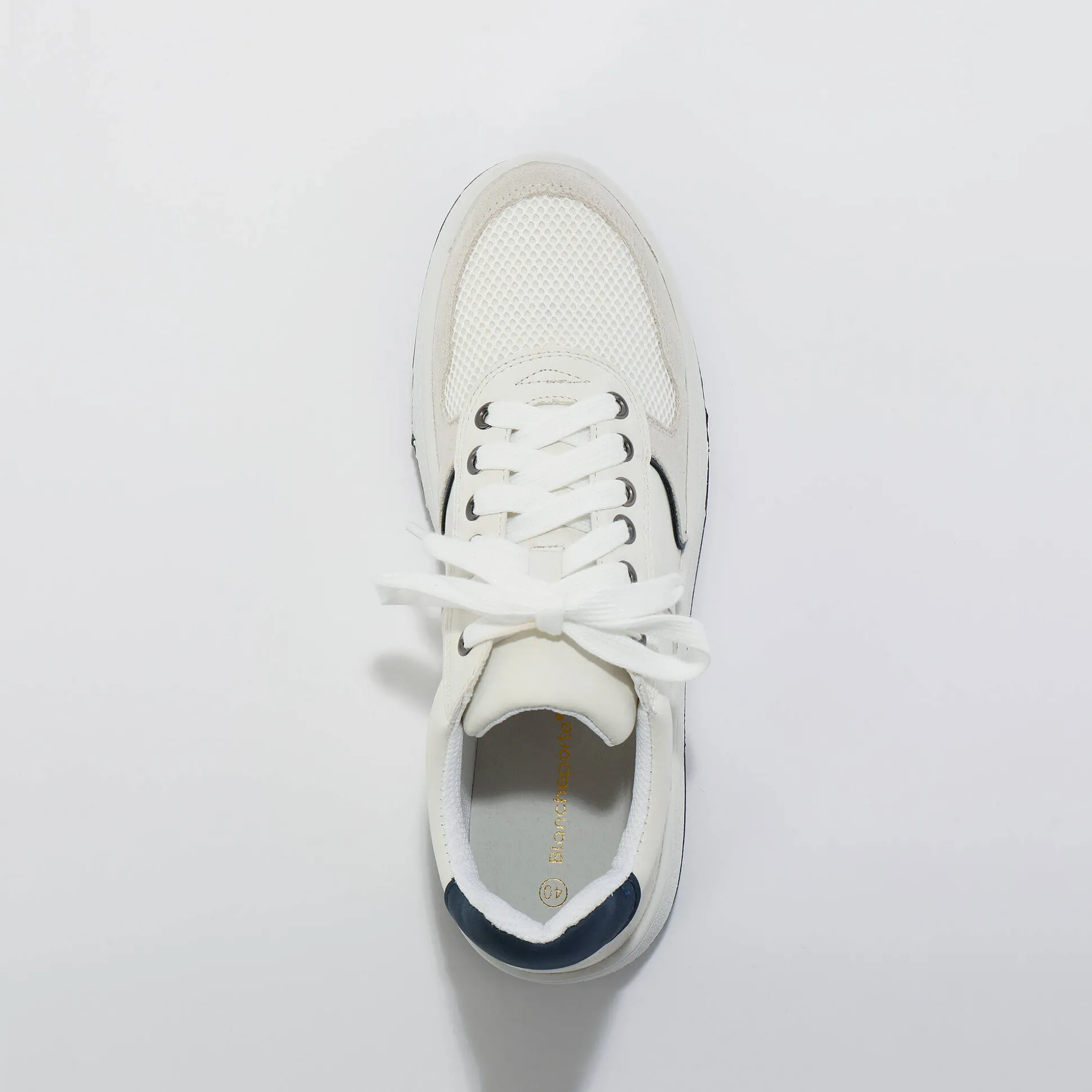 Sneakers met veters en contrasterende details