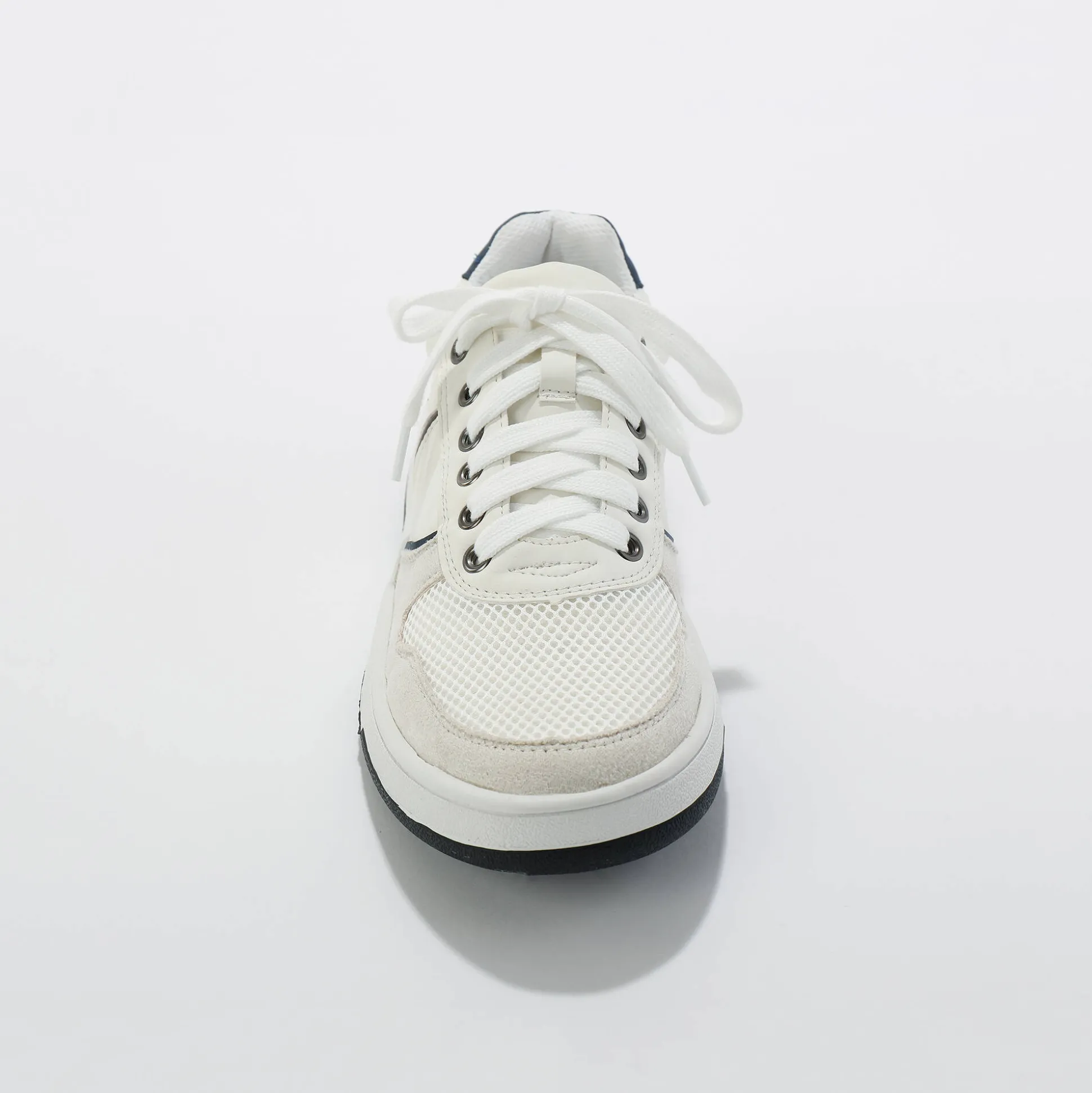 Sneakers met veters en contrasterende details