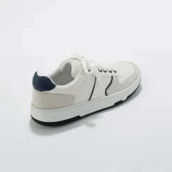 Sneakers met veters en contrasterende details