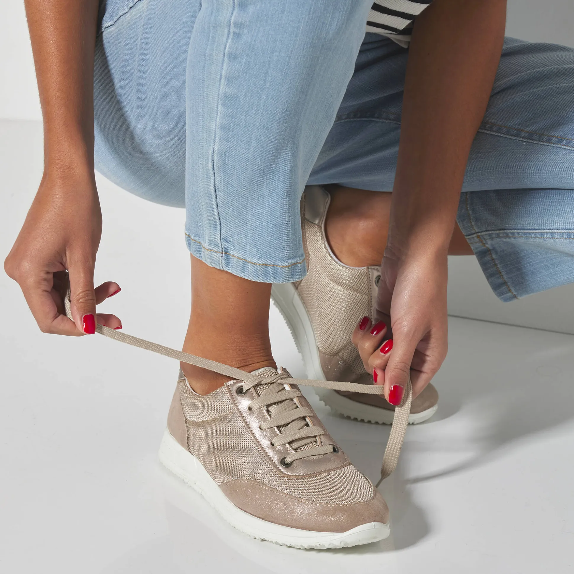 Sneakers met veters, voor gevoelige voeten, rekbaar materiaal - glanzend