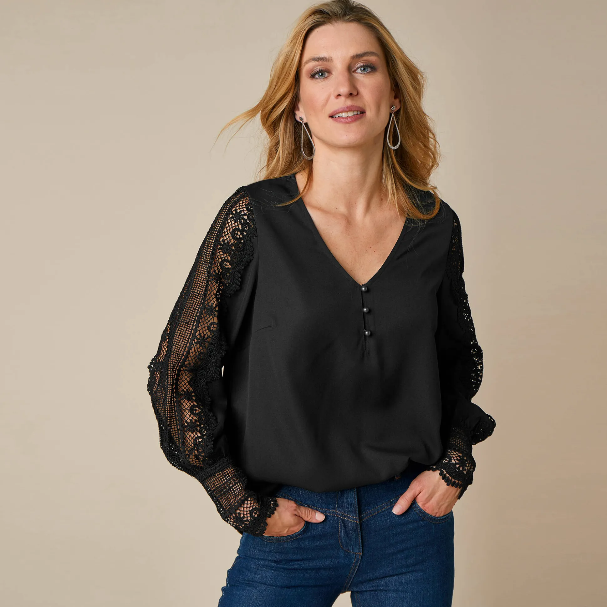 Soepele bloes met V-hals en lange mouwen, in macramé