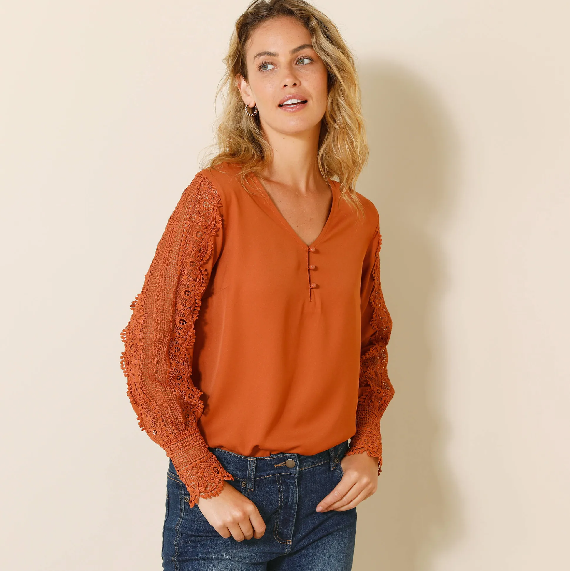 Soepele bloes met V-hals en lange mouwen, in macramé