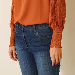 Soepele bloes met V-hals en lange mouwen, in macramé