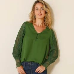 Soepele bloes met V-hals en lange mouwen, in macramé