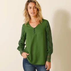 Soepele bloes met V-hals en lange mouwen, in macramé