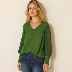 Soepele bloes met V-hals en lange mouwen, in macramé