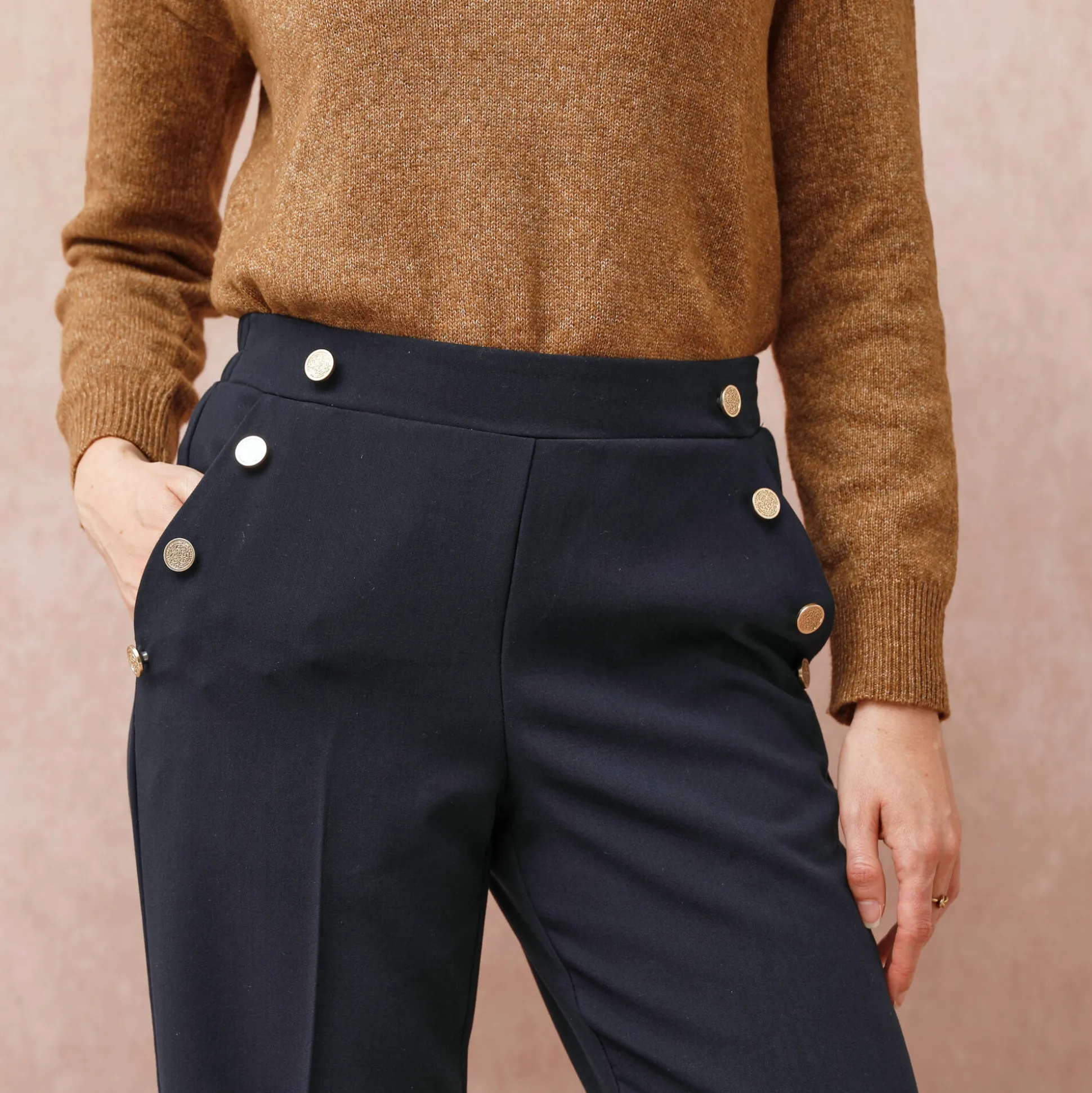 Soepele broek met knooppandeffect