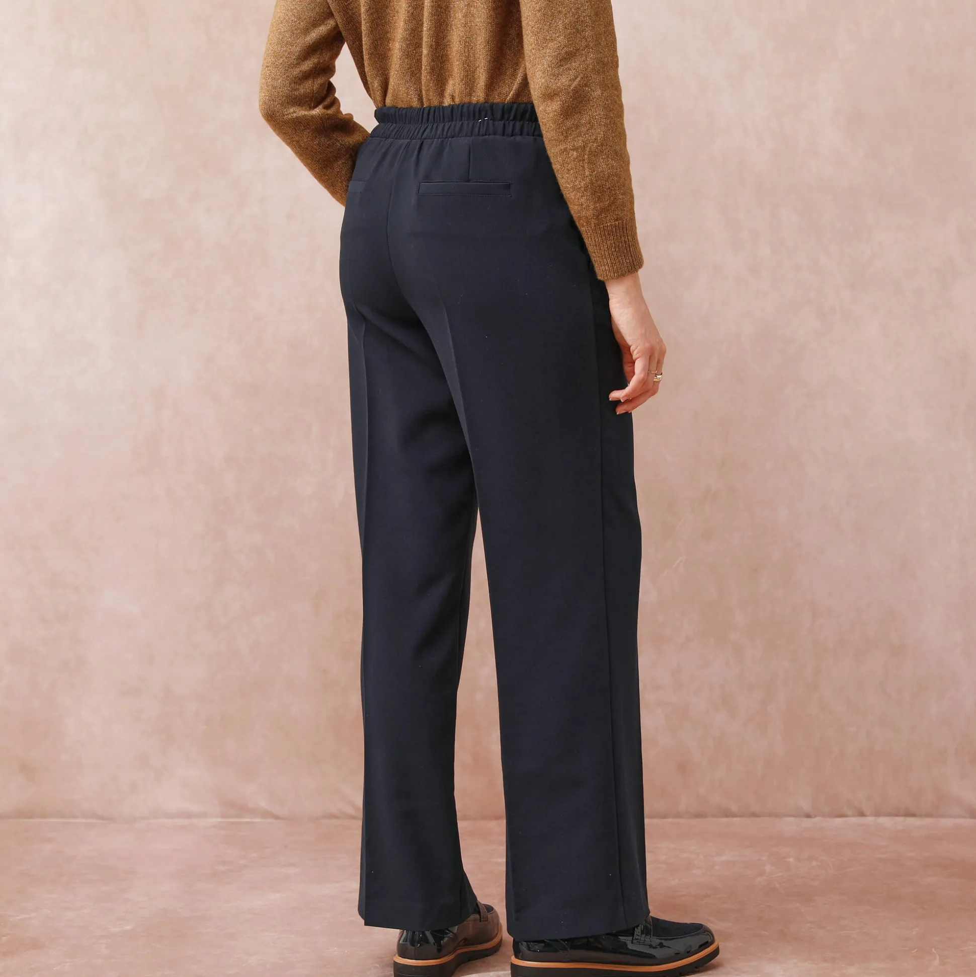 Soepele broek met knooppandeffect