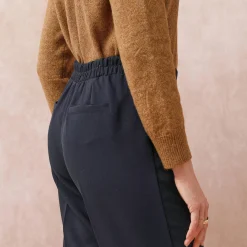 Soepele broek met knooppandeffect