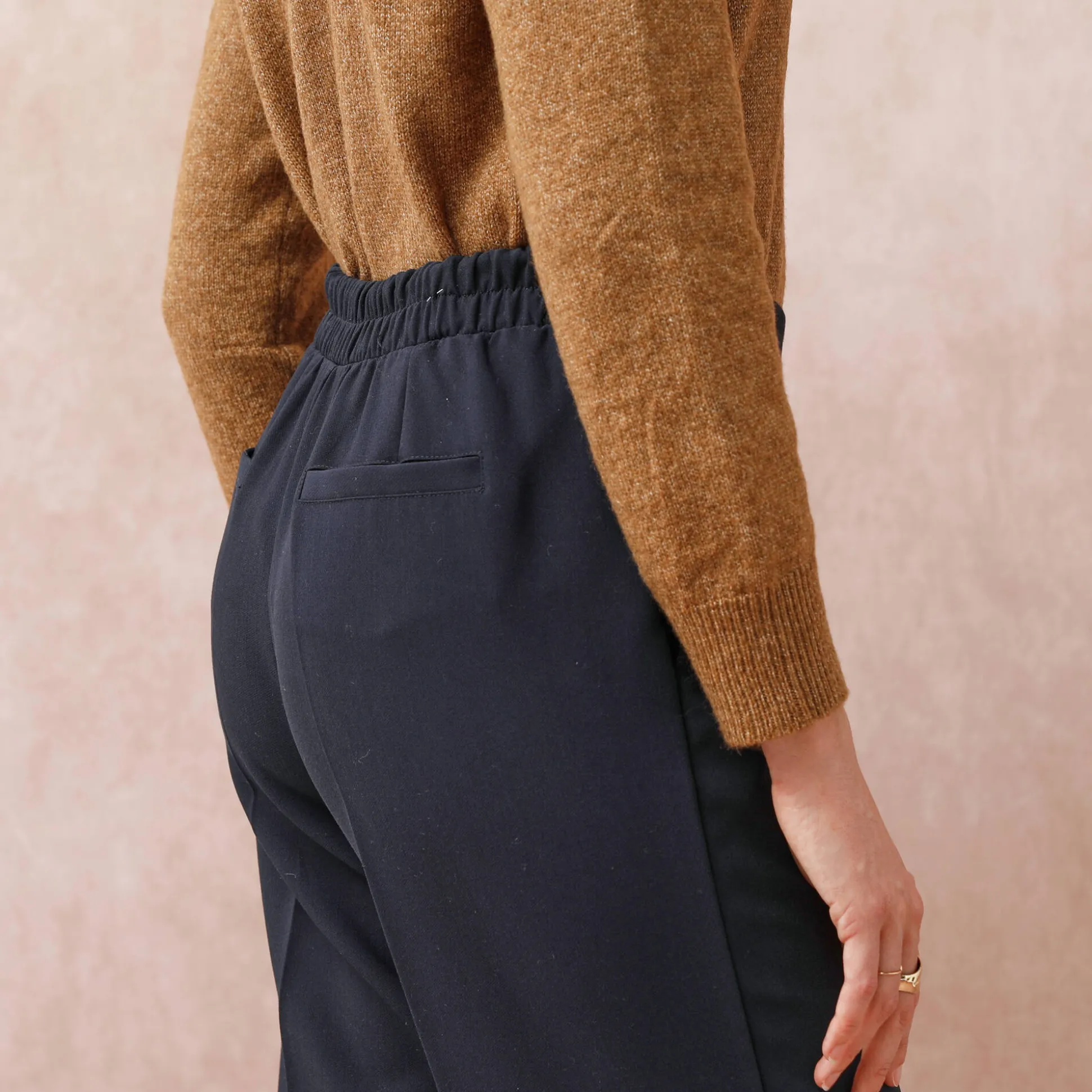Soepele broek met knooppandeffect