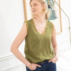Soepele caraco met V-hals en kant, crêpe van gerecycleerd polyester**