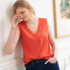 Soepele caraco met V-hals en kant, crêpe van gerecycleerd polyester**