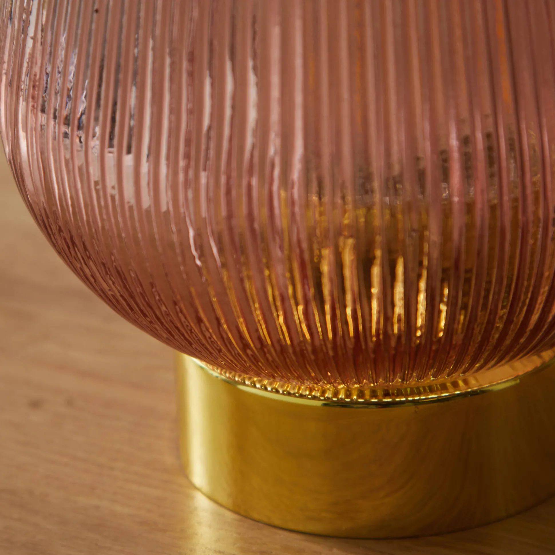 Staande ledlamp in gekleurd glas