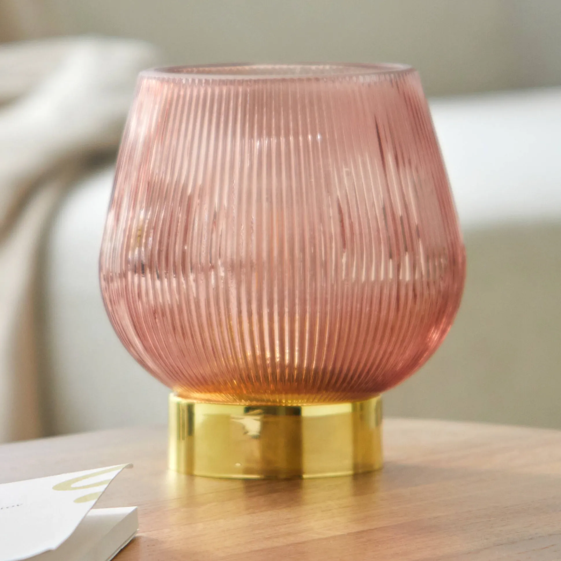 Staande ledlamp in gekleurd glas