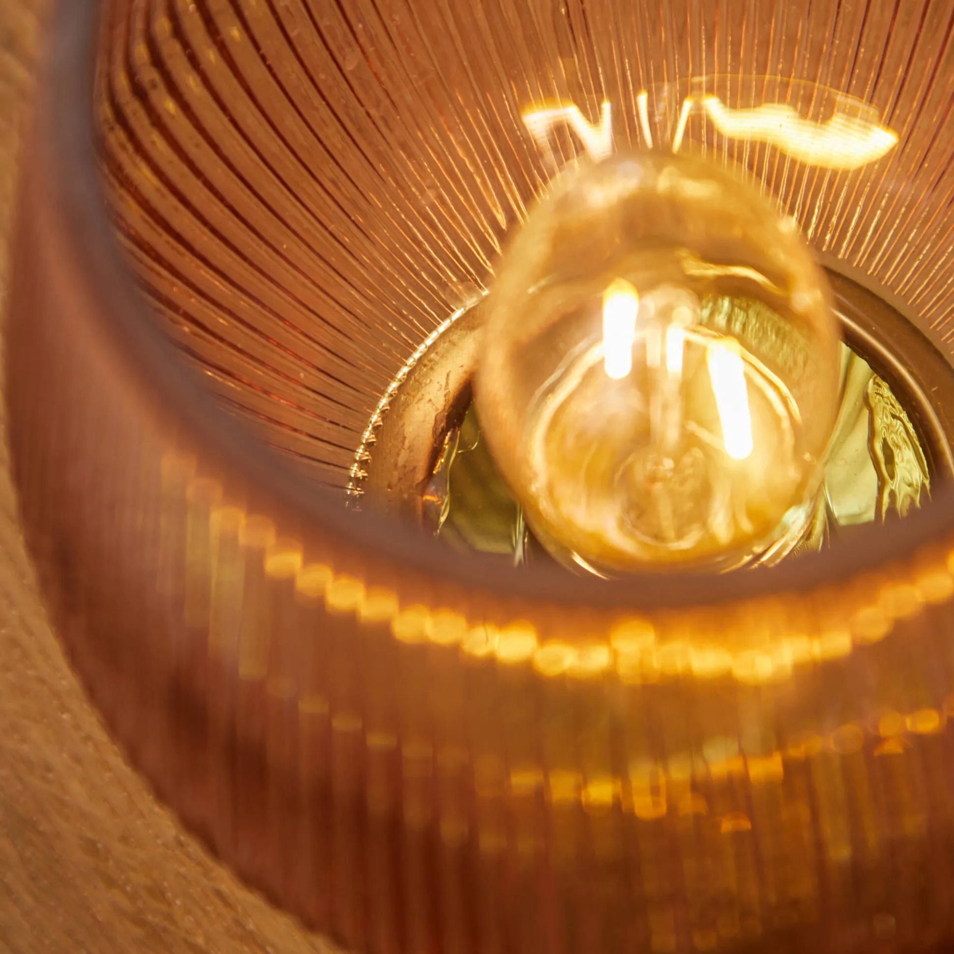 Staande ledlamp in gekleurd glas