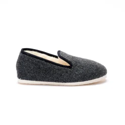 Stille, effen pantoffels met wolvoering