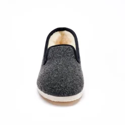 Stille, effen pantoffels met wolvoering