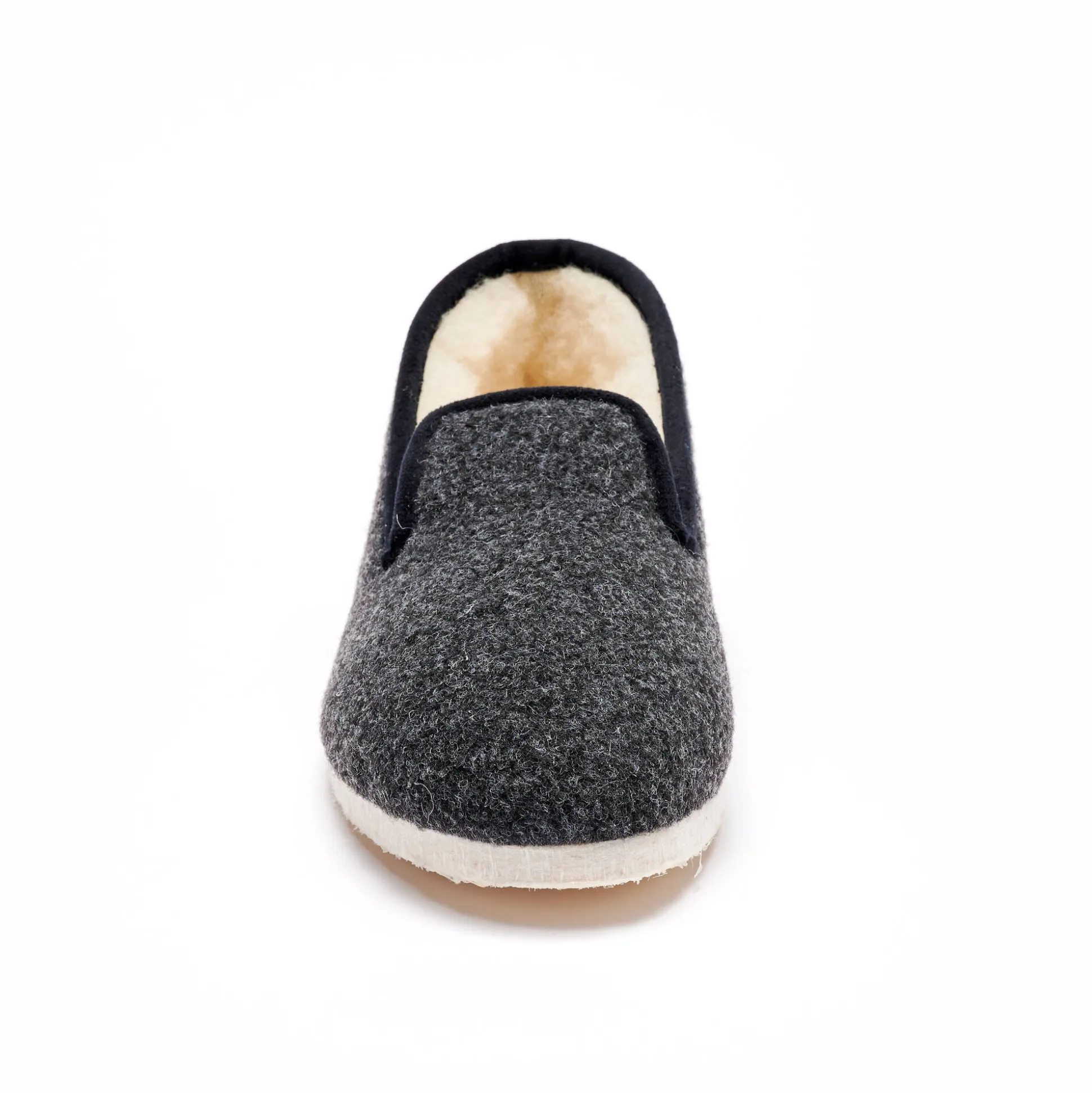Stille, effen pantoffels met wolvoering