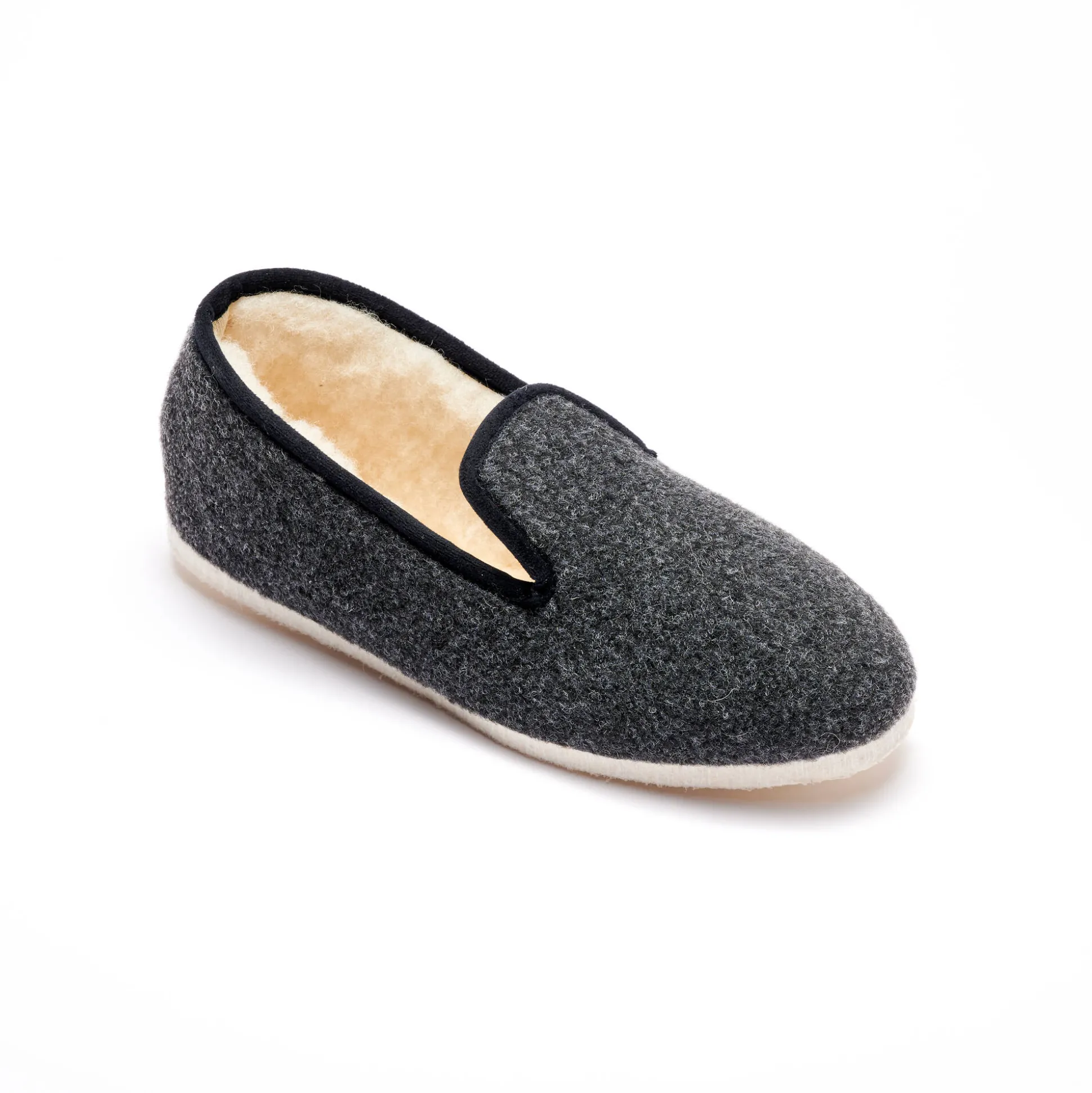 Stille, effen pantoffels met wolvoering