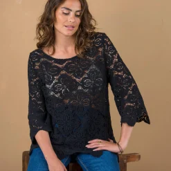 Topje met geschulpte macramé, pagodemouwen