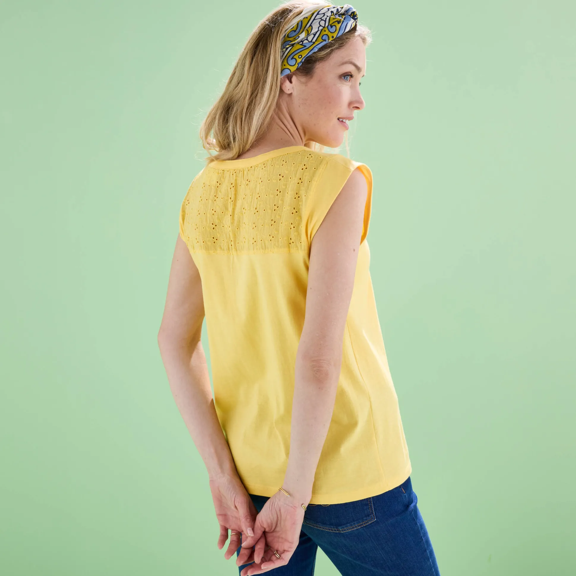 Topje met V-hals, detail in broderie anglaise op de rug