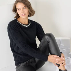 Trui in harig tricot met strasjes